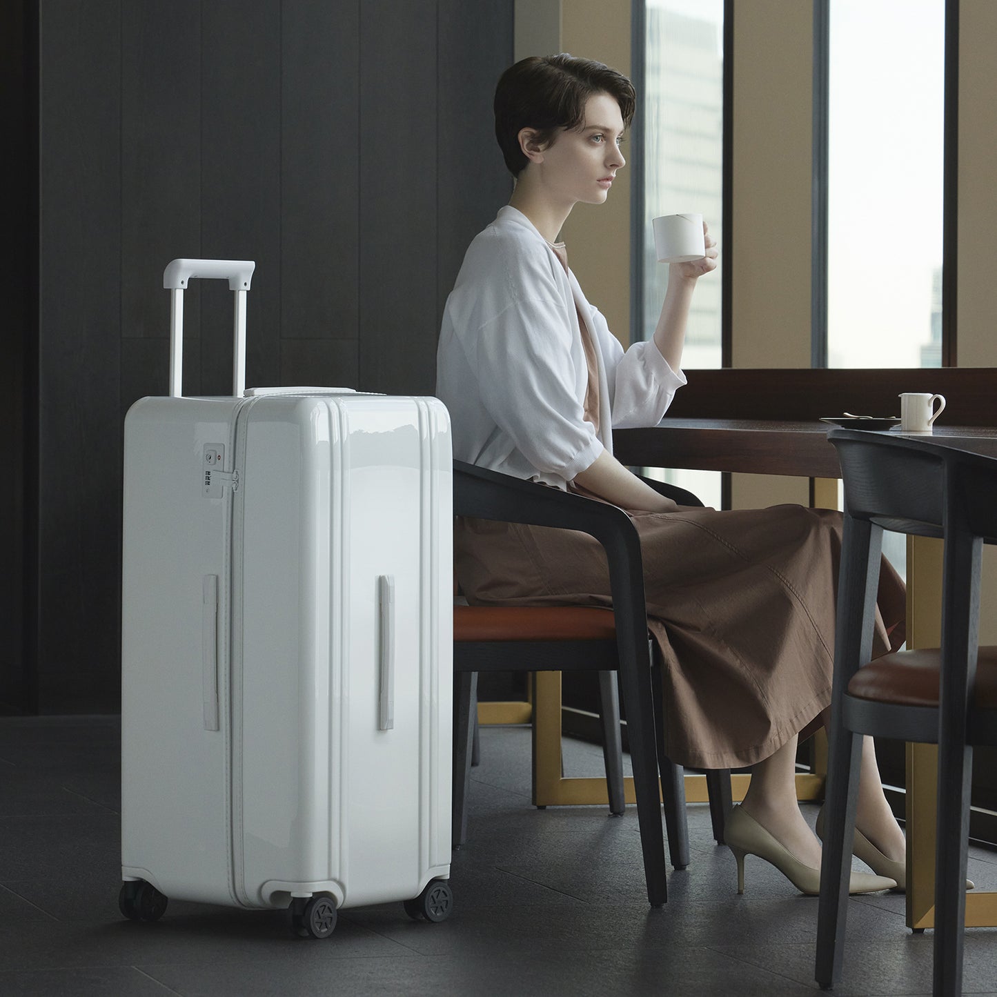 WHITE - Portable Trunk Lifestyle Shot Cafe