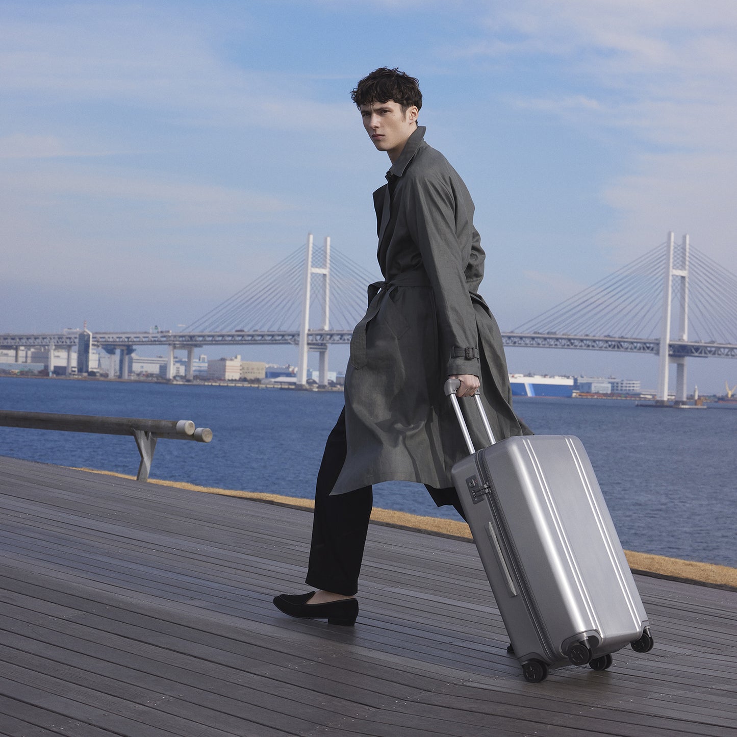 SILVER - Medium Travel Case Lifestyle Shot