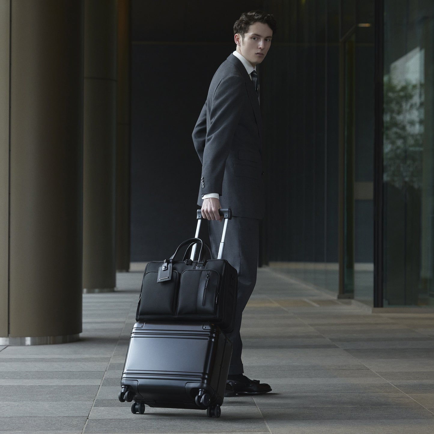 SILVER - A model pulling a Business carry-on luggage